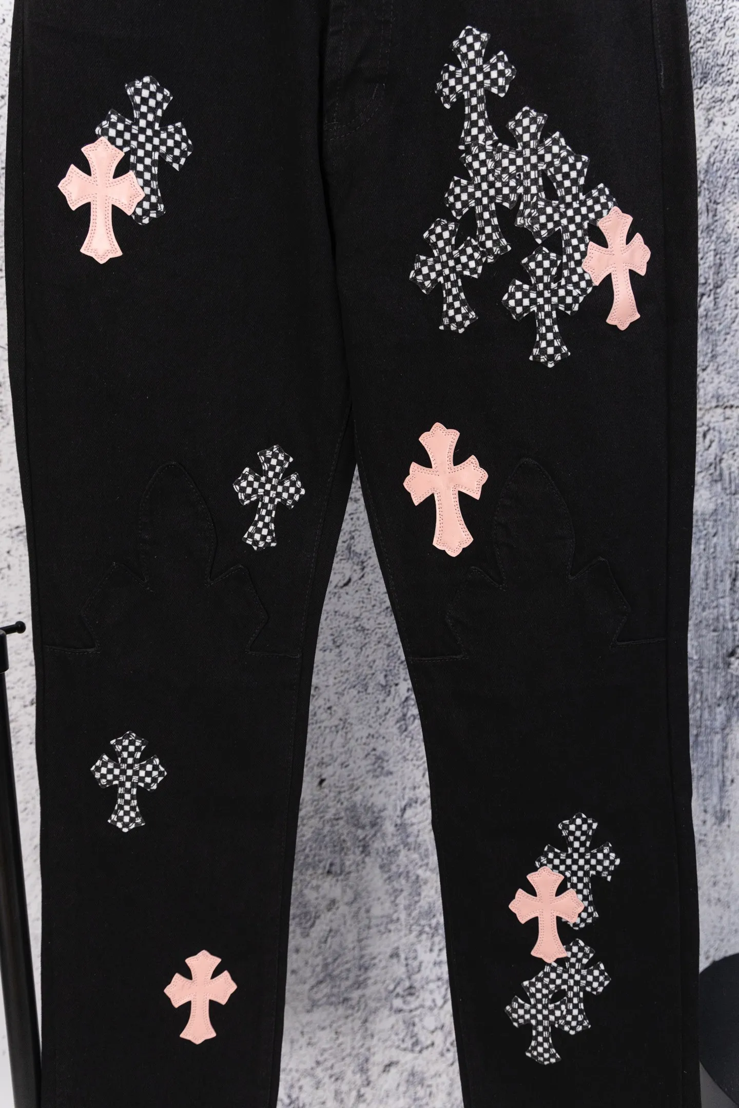 P260 CH Chromehearts limited edition black and white checkered pink cross patchwork leather black jeans, priced at 34W level, patchwork cross pattern embellishment, washed jeans! ! An absolutely high-end luxury product, a 1.9W-level god-level single product, a super popular product, made by top heavy industry, a magic weapon that cannot be missed! [About Zangyin] This is an extremely luxurious fashion brand that can also be called the aristocracy of the high street. It has always been an exclusive brand for some hipsters or rich second generations. Compared with ordinary high streets, it is more luxurious and noble. Compared with luxury brands, it is more fashionable and individual. It has always been a brand that I have a special liking for. [Top heavy industry fashion design] Consistently high-street luxury style. Speaking of this style, the Zangyin family and GU family are definitely the leading representative brands. Especially the Zangyin family has really achieved a state-of-the-art effect in creating high-street style. The unique washed material is used to create this style. The color system is already quite eye-catching. After it is decorated with patchwork cross flowers, it cleverly highlights the charm of the brand. Secondly, this style uses classic The high-waist cutting design highlights the long legs and fashionable temperament of the upper body. The brand is highly recognizable and the slim fit configuration is more suitable for daily wear. It is a product that interprets personality, fashion, and specifications at a glance. This single product is enough to make any fan excited. It can be a white T-shirt for a youthful college style, or a tight suspender for a royal style. It has strong matching ability and can be easily controlled by men.  [Materials and craftsmanship] Needless to say, this point goes without saying. As an excellent craftsman brand, Zangyin’s requirements for details and craftsmanship are really perfect. The washed color of this model has gone through so many processes, not to mention the embellishment of denim appliques. It is also purely hand-made and sewn. Just like what they believe in, only hand-made things have soul and have the meaning of wear. A top-notch heavy-duty fashionable denim item, I look forward to your perfect interpretation! !  Color: Black Size: 28-36